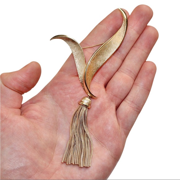 Vintage Crown Trifari Tassel Brooch Pin Large V Shape Ribbon Chain Fringe 1960s - Picture 2 of 6